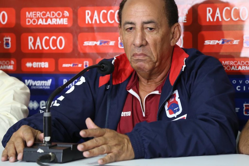 O técnico Nedo Xavier adota um estilo linha dura com os jogadores e diz que sua meta é devolver o Tricolor à elite. | Ivonaldo Alexandre/Gazeta do Povo