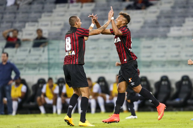 Cryzan (a esq.) recebe o cumprimento de Bruno Mota após marcar gol que abriu o marcador | Brunno Covello/Gazeta do Povo