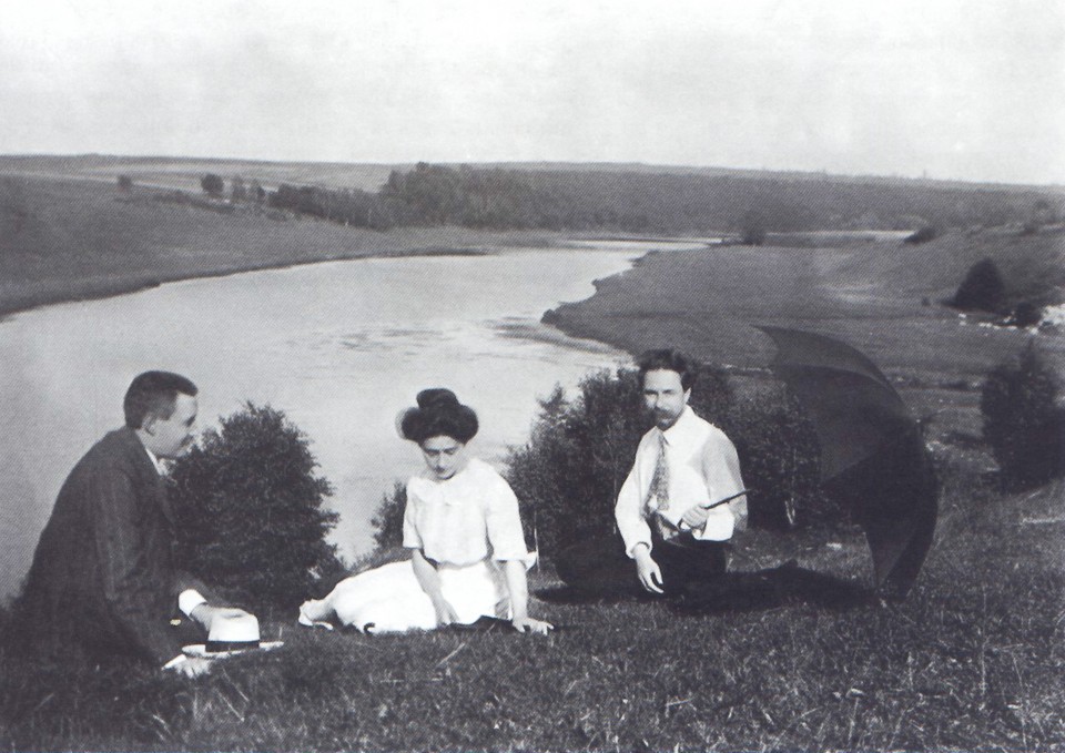 Scriabin (com guarda-chuva) ao lado da mulher Tatiana e do musicólogo Leonid Sabaneyev, em 1912. | Wikimedia Commons