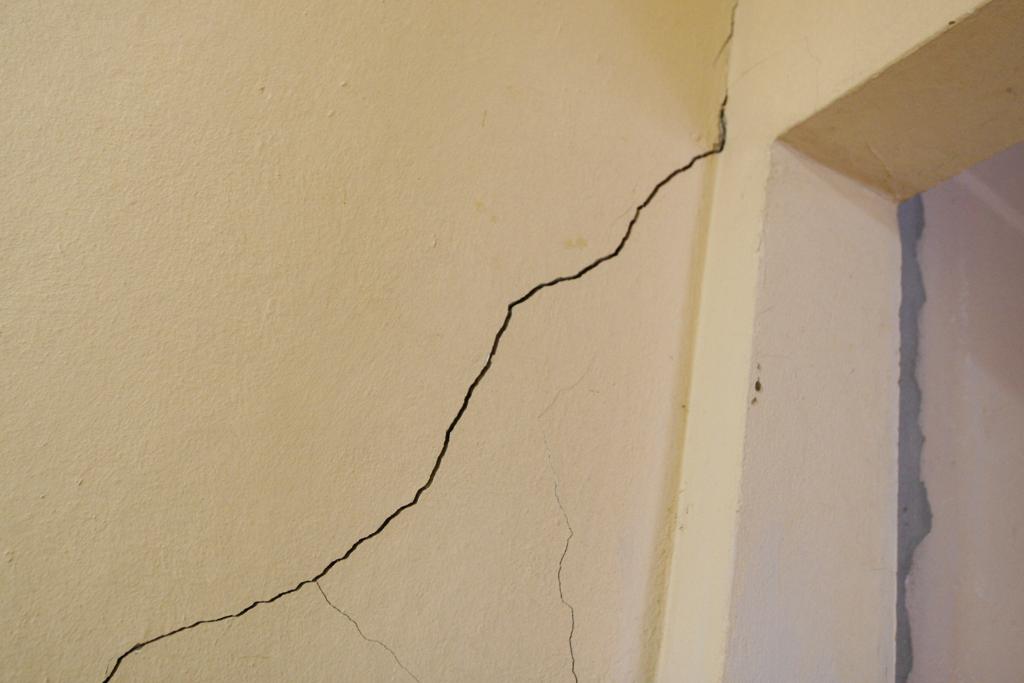 Rachaduras que podem comprometer a estrutura do imóvel precisam ser monitoradas  frequentemente. | Gilberto Abelha /Jornal de Londrina