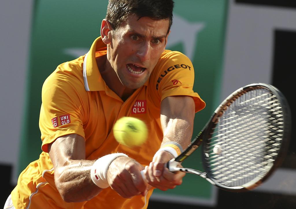 Djoko devolve bola para Federer, em partida que garantiu a ele o título em Roma | STEFANO RELLANDINI/REUTERS