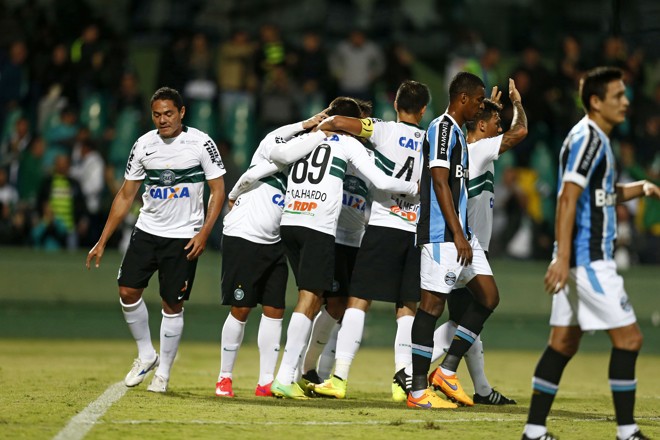 Jogadores do Coritiba comemoram o segundo gol, contra do zagueiro Erazo, do Grêmio | Antônio More/Gazeta do Povo