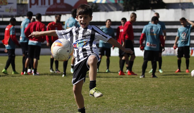 Muita união e descontração no último treino do Operário Ferroviário de Ponta Grossa, que enfrenta o Coritiba na final do Campeonato Paranaense | Jonathan Campos/Gazeta do Povo