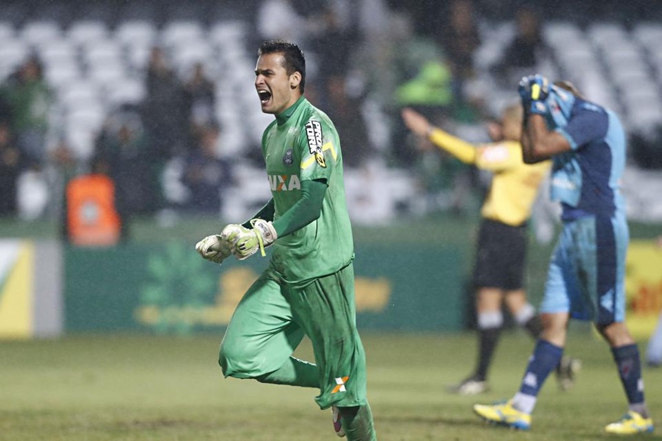 Goleiro Bruno, do Coxa, comemora a vitória nos pênaltis. | Felipe Rosa/TRIBUNA DO PARANA