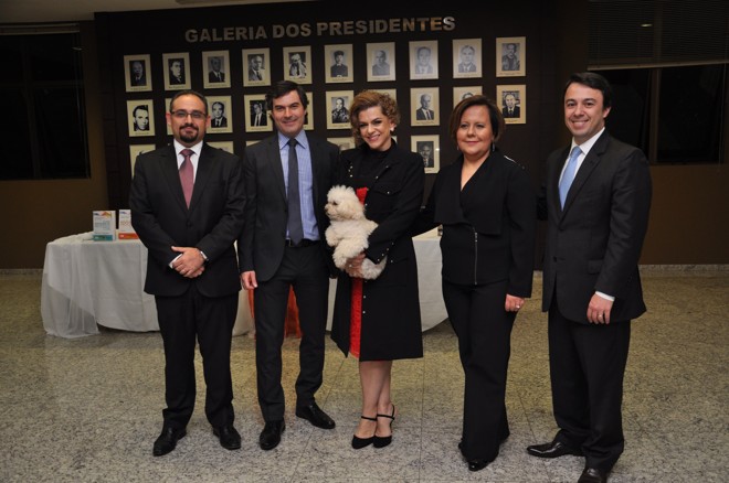 Os autores Leonardo Ferres da Silva Ribeiro, Eduardo Talamini, Teresa Arruda Alvim Wambier (com a poodle Simone), Maria Lúcia Lins Conceição e Rogério Licastro Torres de Mello no lançamento coletivo de livros jurídicos sobre o novo Código de Processo Civil, ocorrido na última segunda-feira na sede da OAB-PR | Foto: Divulgação