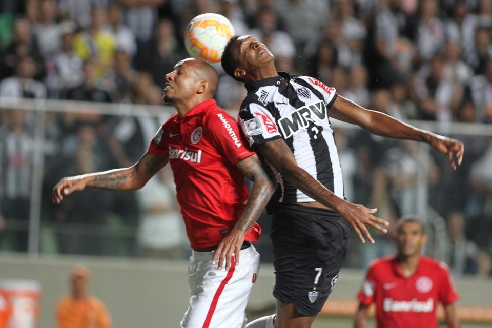 Alan Costa e Jô disputam a bola no empate entre Atlético-MG e Inter pela Libertadores. | Paulo Fonseca/EFE