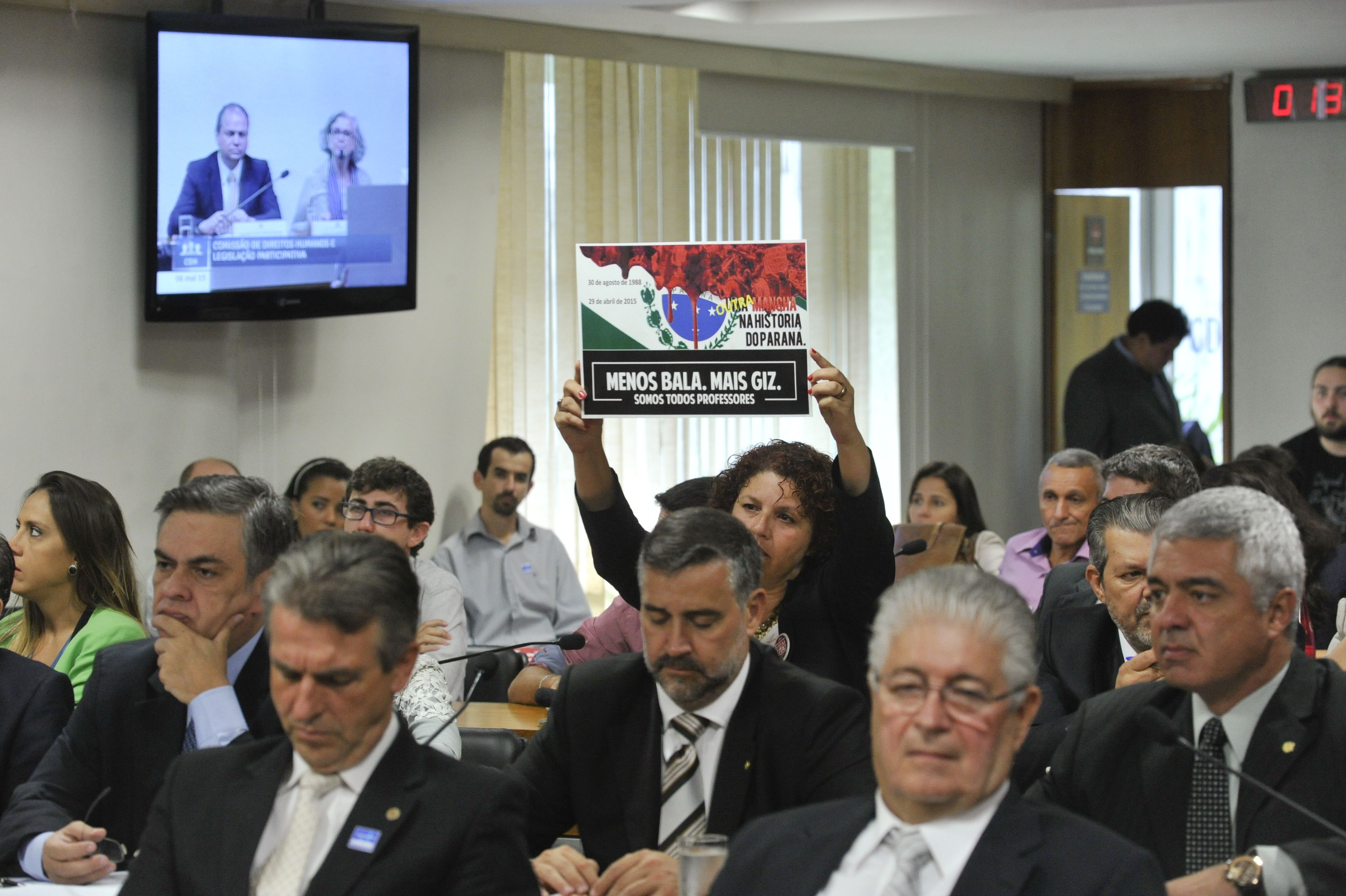 Professor protesta contra o governo estadual durante a audiência no Senado. | Geraldo Magela/Agência Senado