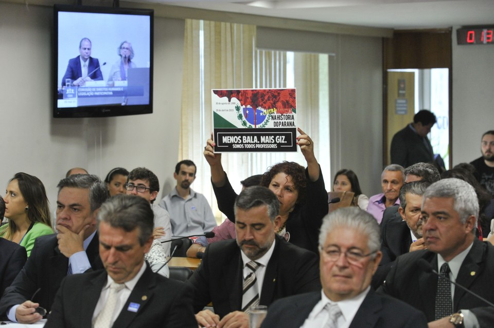Professor protesta contra o governo estadual durante a audiência no Senado. | Geraldo Magela/Agência Senado
