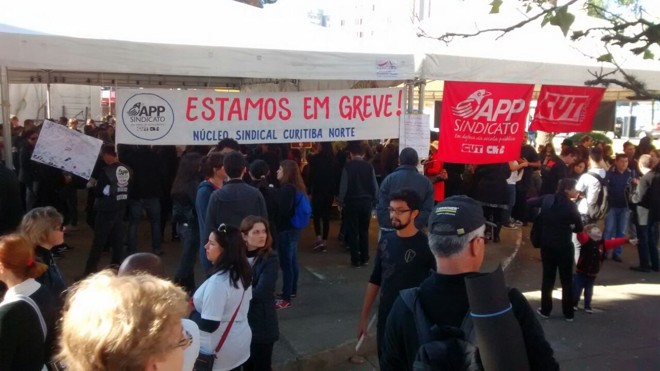 Professores protestam de preto contra confrontos da última semana. | Antônio More Gazeta do Povo