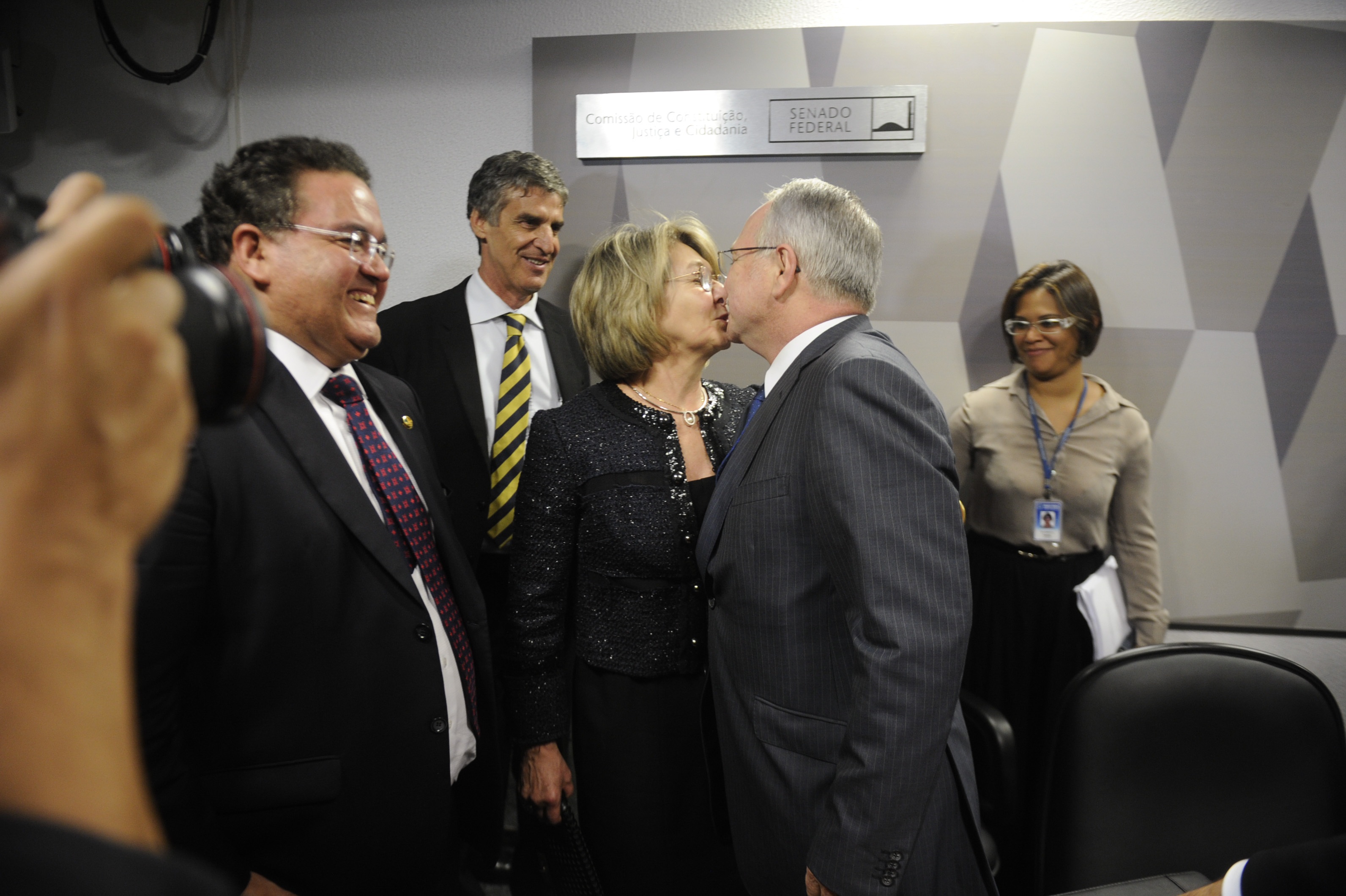 Fachin comemora a aprovação na CCJ com um beijo em sua mulher, a desembargadora do TJ-PR Rosana Fachin. | Jefferson Rudy
/Agência Senado