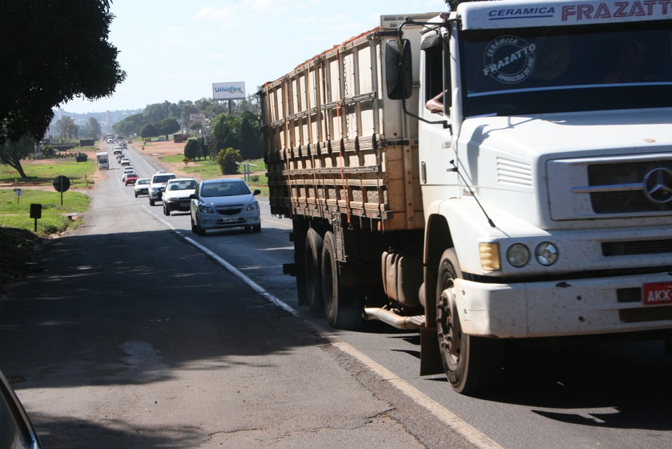 Na saída de Umuarama, em direção a Mariluz e Guaíra, o tráfego em pista simples na PR-323 é congestionado. Acidentes causados por ultrapassagens arriscadas são frequentes | Ivan Amorim/Gazeta do Povo