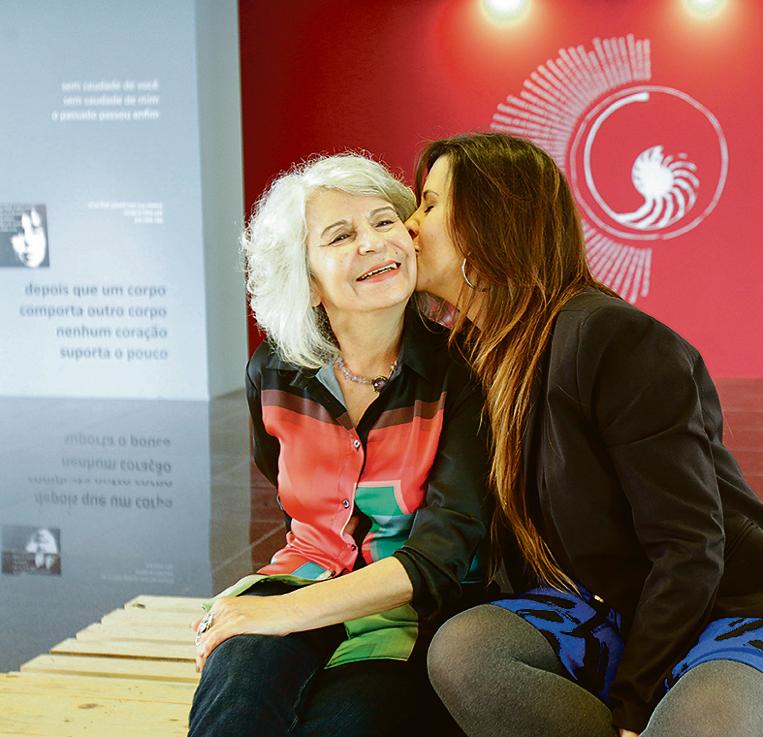 Juntas: mãe Alice e a filha “curadora” Estrela Leminski. | Daniel Castellano/Gazeta do Povo