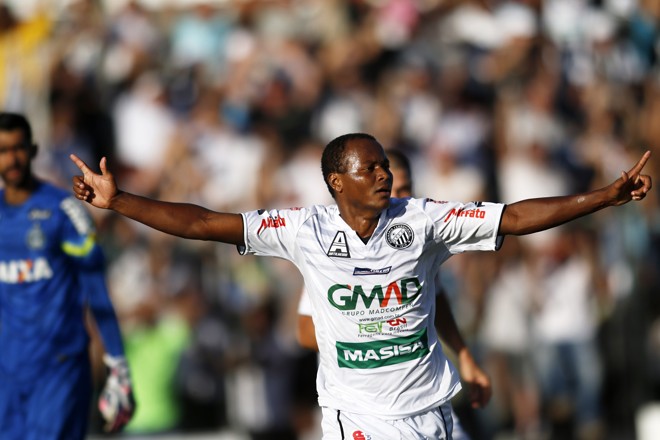 Em jogo com falhas de Vaná (ao fundo), Joelson fez um dos gols do Operário na primeira partida da final. | Josue Teixeira/Gazeta do Povo
