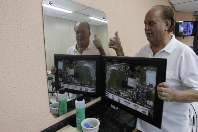 O cabelereiro Godoy mostra foto da sua segunda casa: o estádio. | Jonathan Campos/Gazeta do Povo