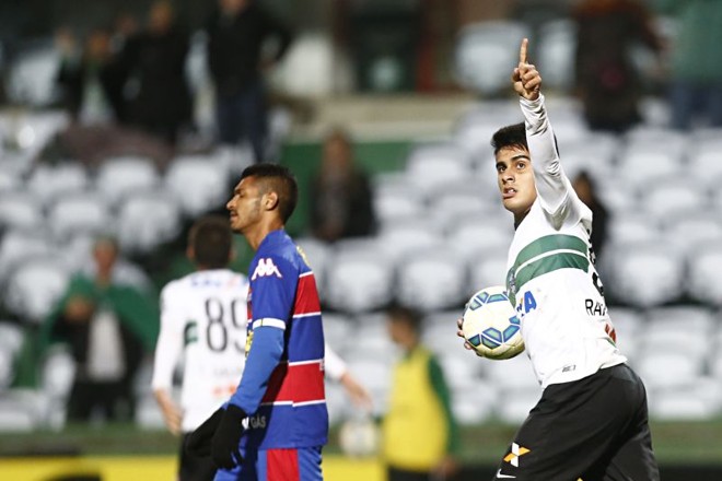 Logo depois, Rafhael Lucas marcou e voltou a deixar o Coxa em vantagem. | Felipe Rosa/TRIBUNA DO PARANA