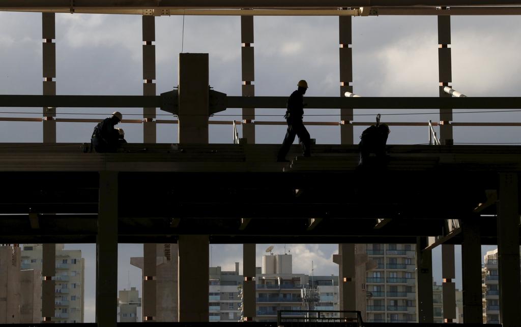 Operários trabalham na construção da Arena Carioca, no Parque Olímpico do Rio: algumas obras nem sequer foram licitadas ainda. | Sérgio Moraes/Reuters
