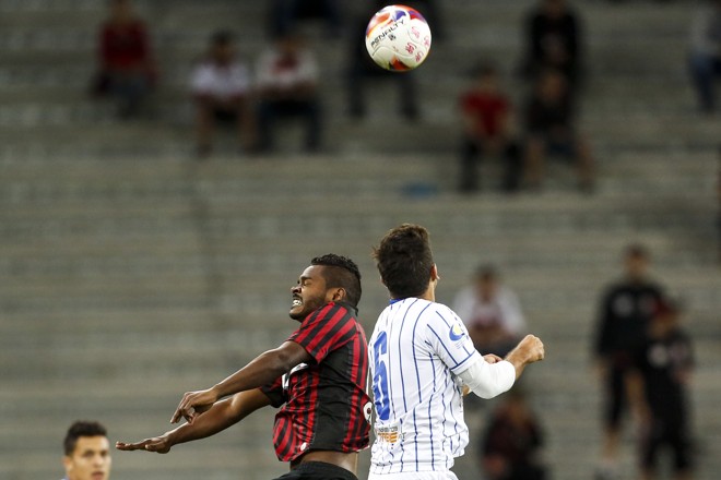 Disputa de bola pelo alto durante a partida que encerrou o Torneio da Morte | Brunno Covello/Gazeta do Povo