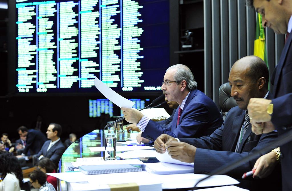 Cunha (com o papel na mão): primeira grande derrota do “todo-poderoso” presidente da Câmara. | Zeca Ribeiro/Agência Cãmara
