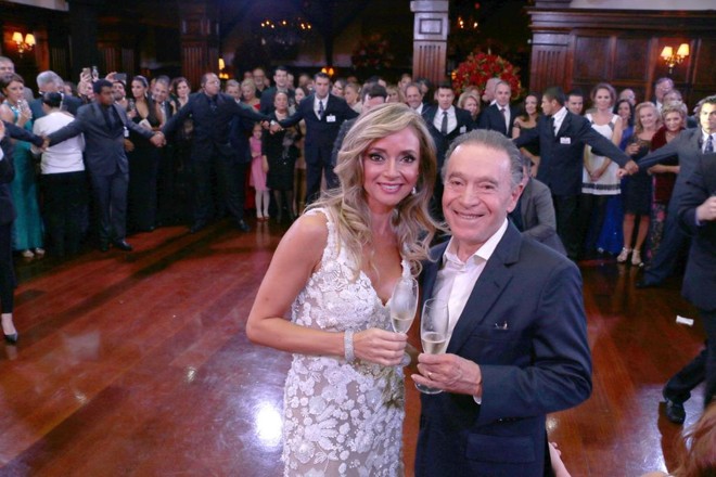 O casal Adriana e João Carlos Ribeiro, no centro do salão do Graciosa Country Club, na badalada festa de seu casamento que mobilizou a sociedade curitibana na noite de sábado. | JADER ROCHA