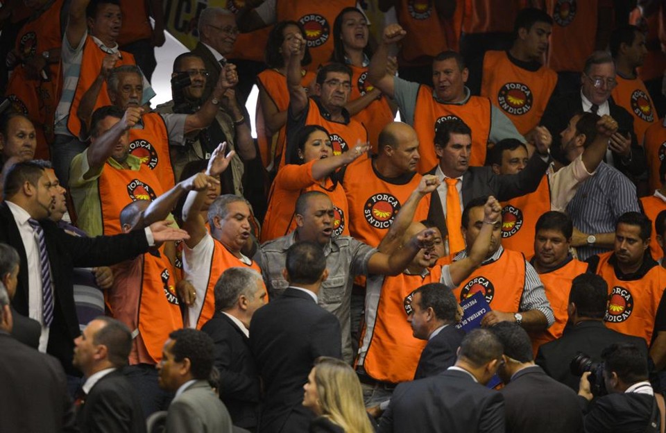 Sindicalistas protestam contra a MP 664, na Câmara: Planalto vai acelerar formação de fórum para debater o fator previdenciário. | Wilson Dias/Agência Brasil