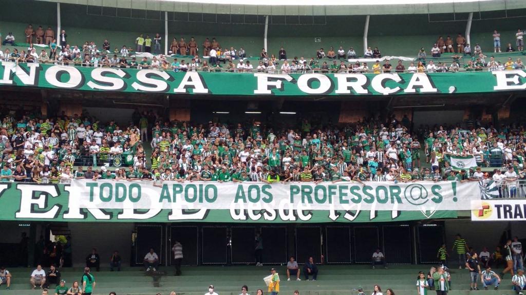 Torcida do Coritiba pendurou uma faixa em apoio aos professores e protestou contra o governador Beto Richa. | Albari Rosa/Gazeta do Povo