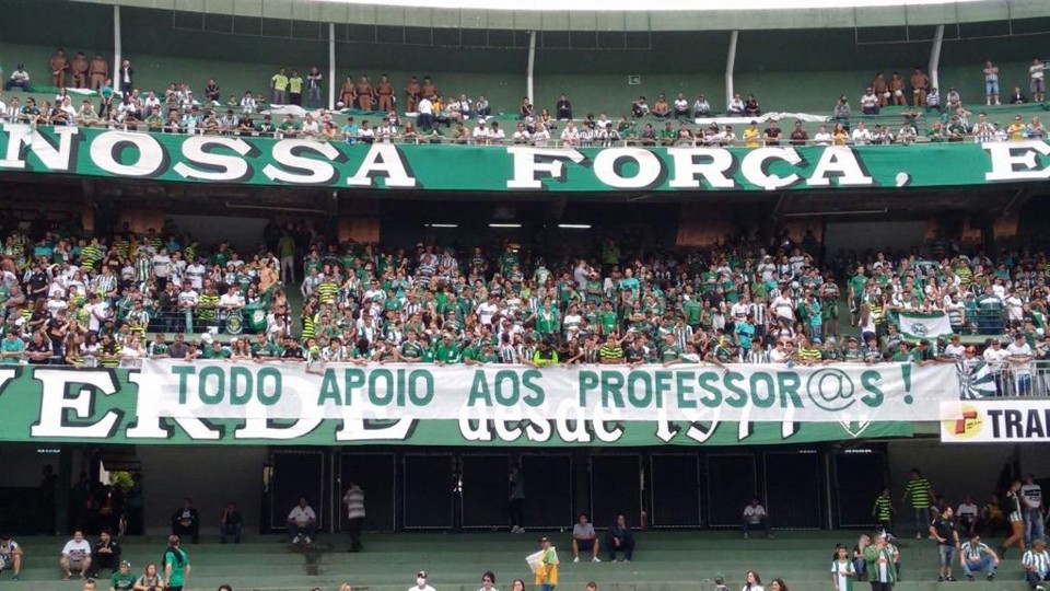 Torcida do Coritiba pendurou uma faixa em apoio aos professores e protestou contra o governador Beto Richa. | Albari Rosa/Gazeta do Povo
