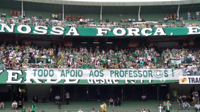Torcida do Coritiba pendurou uma faixa em apoio aos professores e protestou contra o governador Beto Richa. | Albari Rosa/Gazeta do Povo