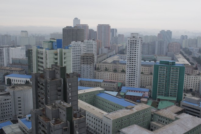 Visão árida de prédios e nenhum verde em Pyongyang, capital da Coreia do Norte e sede do governo. | José Luís Peixoto/Especial para a Gazeta do Povo