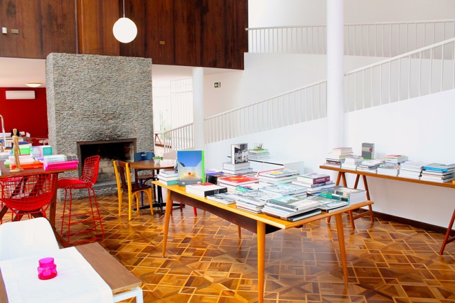 Parte do espaço da Casa, que abriga uma livraria especializada em arquitetura. | Guilherme Portela/Divulgação