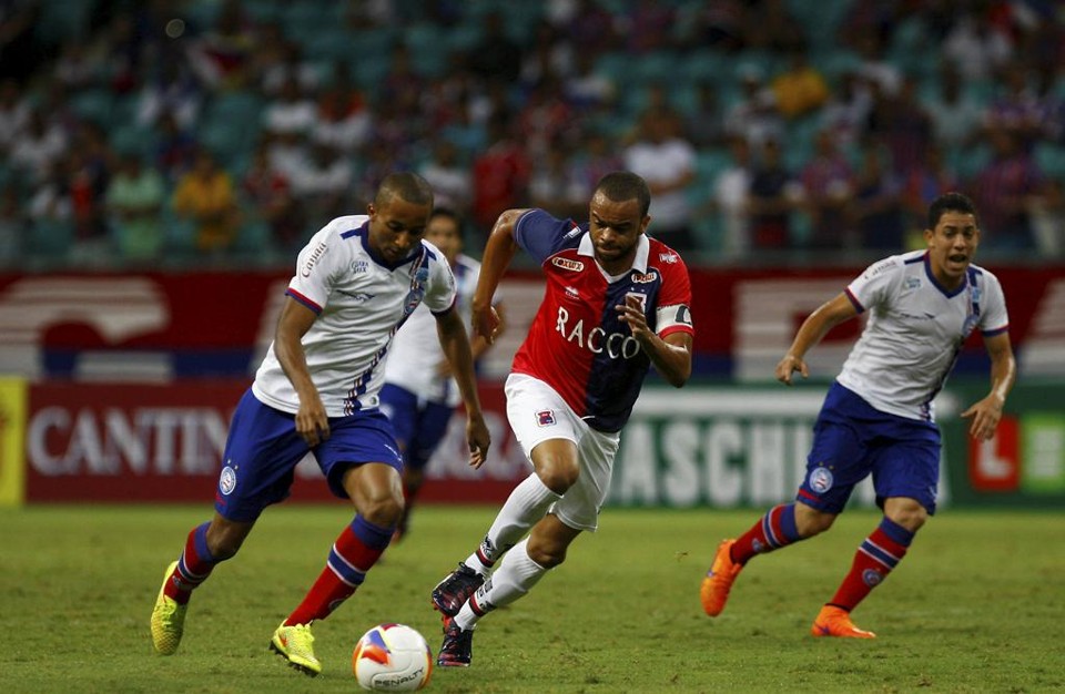 Volante Wasthington na marcação do Bahia na derrota na Fonte Nova. | /Eduardo Martins | Ag. A Tarde
