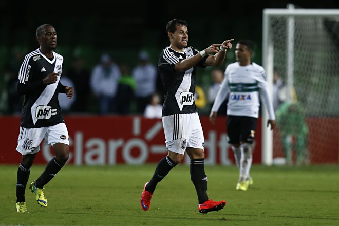 Cesinha comemora gol da Ponte Preta contra o Coritiba | Felipe Rosa/TRIBUNA DO PARANA
