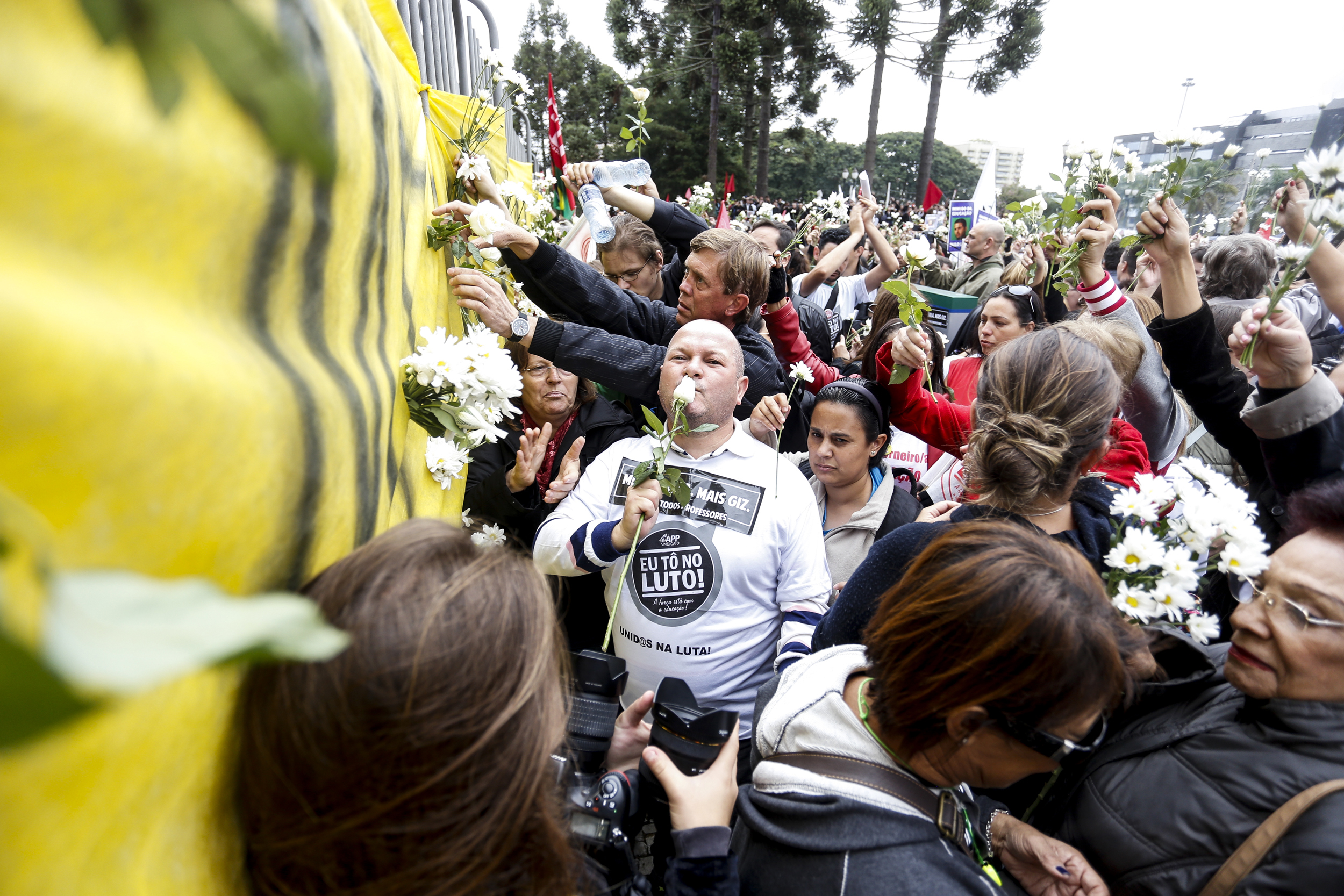Manifestação que juntou representantes de cerca de 20 sindicatos do serviço público paranaense em apoio aos professores ergueu faixas e flores nos portões da Alep, pedindo por paz e democracia. | Henry Milleo/Gazeta do Povo