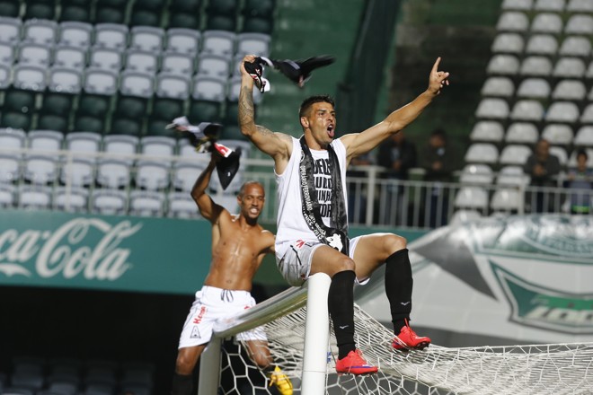 Douglas e Léo Salino comemoram o título paranaense do Operário. | Albari Rosa/Gazeta do Povo
