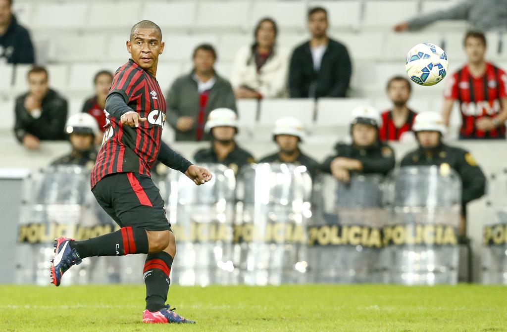 Atacante Walter, que jogou bem no domingo, é o líder atleticano fora de campo | Hugo Harada/Gazeta do Povo