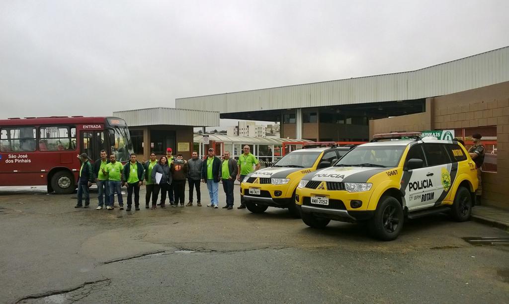 Viaturas da PM foram deslocadas para a entrada da garagem da Viação São José | Aniele Nascimento/Gazeta do Povo