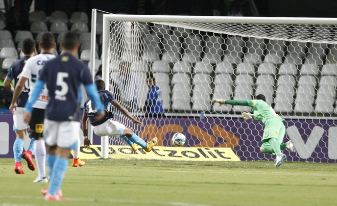 Gol do Avaí, de Anderson Lopes, saiu após falha feia de Leandro Almeida e Bruno. | Daniel Castellano/Gazeta do Povo