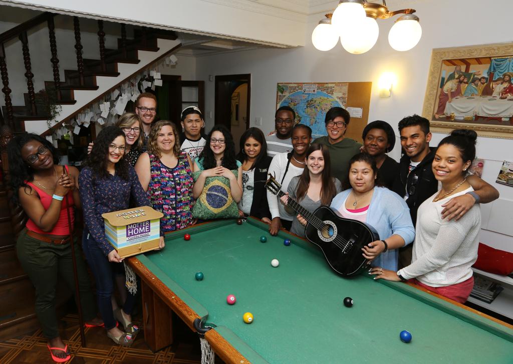 Grupo de estudantes que esteve em Curitiba para intercâmbio cultural: surpresas e perplexidade. | Giuliano Gomes/Gazeta do Povo