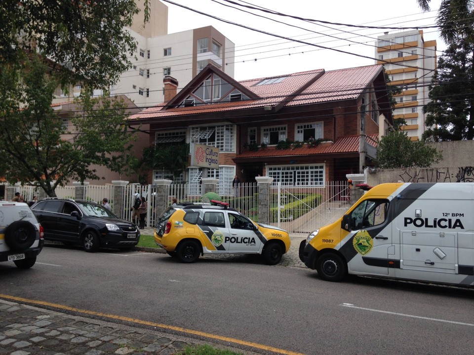 Policiais buscaram rapaz que assaltou um comércio da região central e se refugiou na escola de idiomas, | Luigi Poniwass/Gazeta do Povo
