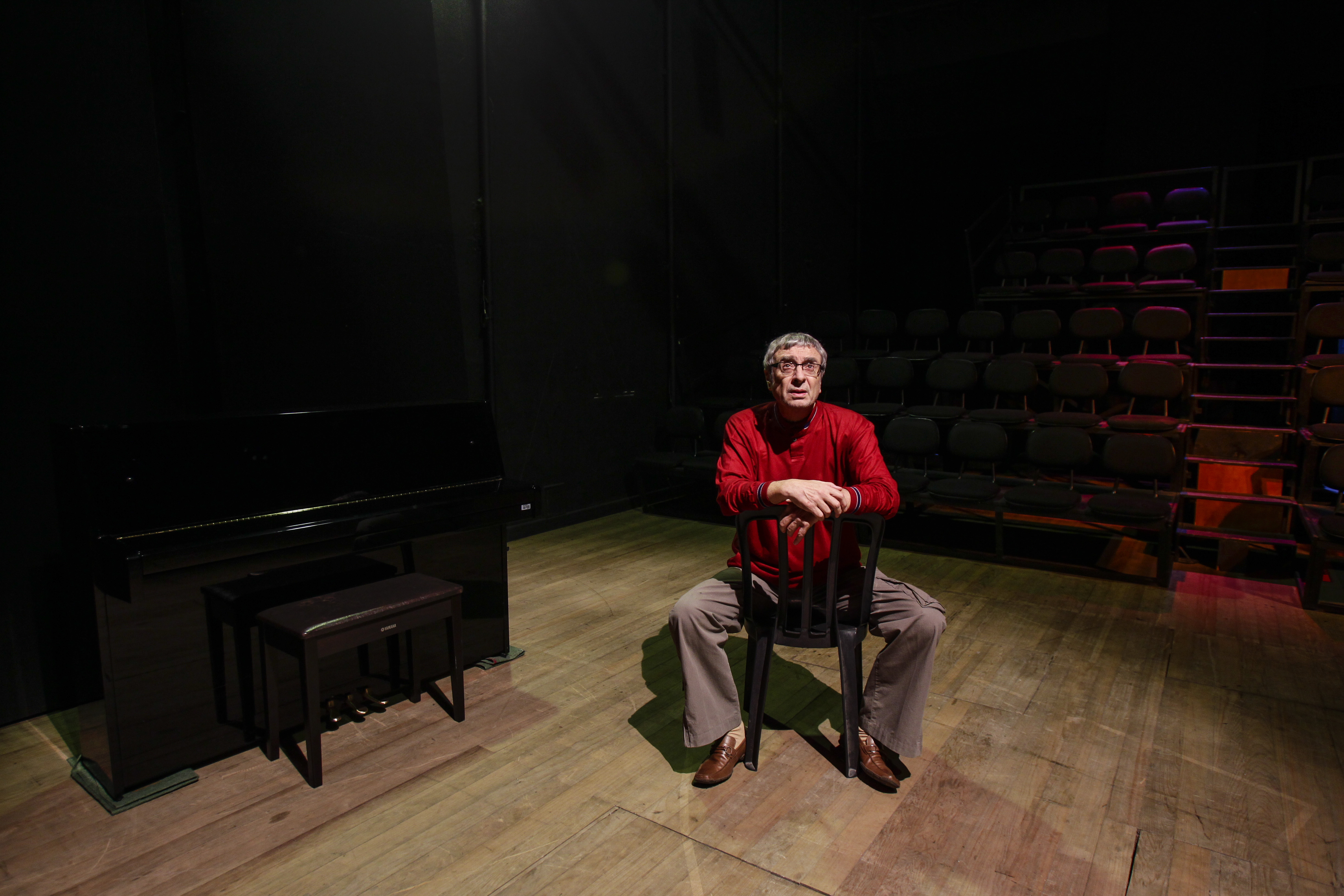 Mengarelli no teatro que ajudou a erguer, no prédio da UFPR. | Daniel Castellano/Gazeta do Povo