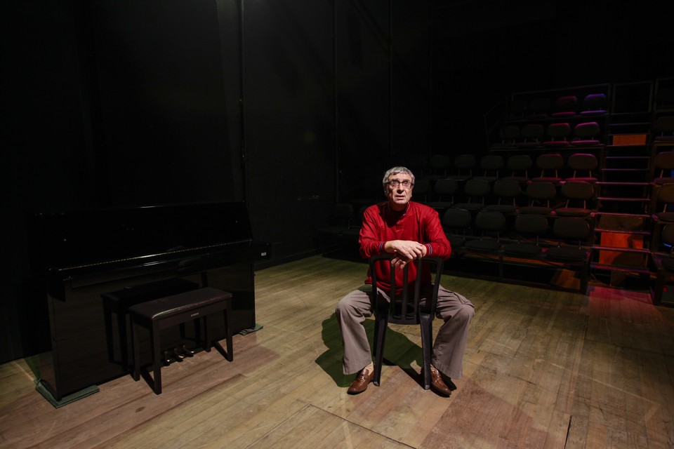 Mengarelli no teatro que ajudou a erguer, no prédio da UFPR. | Daniel Castellano/Gazeta do Povo