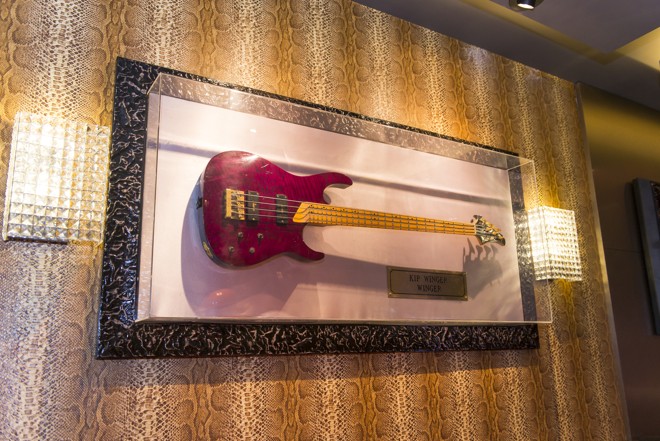 Baixo de Kip Winger, do Winger. | Fred Kendi/Gazeta do Povo