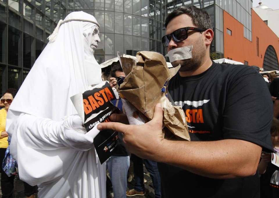 Jornalista distribui panfleto sobre ameaças à imprensa, em Curitiba | Aniele Nascimento/Gazeta do Povo