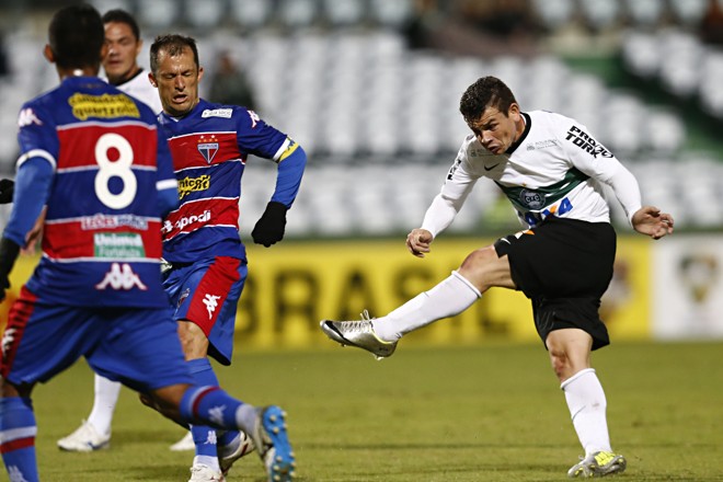 O estreante Ruy acertou um bom chute de fora da área para marcar o primeiro gol do Coxa na partida. | Felipe Rosa/TRIBUNA DO PARANA