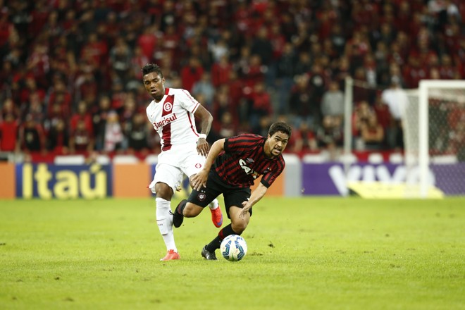Felipe sofre a falta durante partida contra o Internacional neste domingo (10) | Hugo Harada/Gazeta do Povo