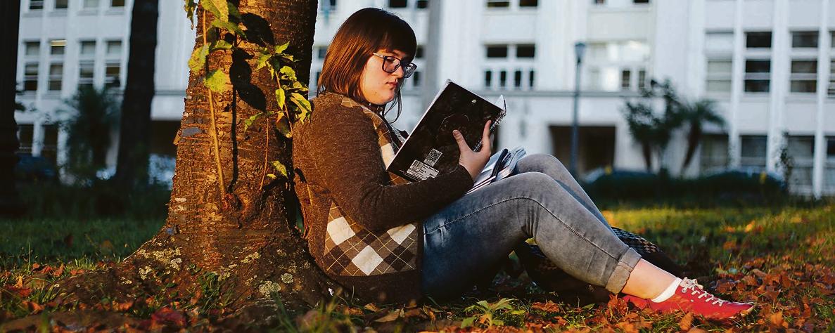 Aluna do Colégio Estadual do Paraná, Letícia aproveita a greve para ler os livros do vestibular da UFPR. | Daniel Castellano/Gazeta do Povo