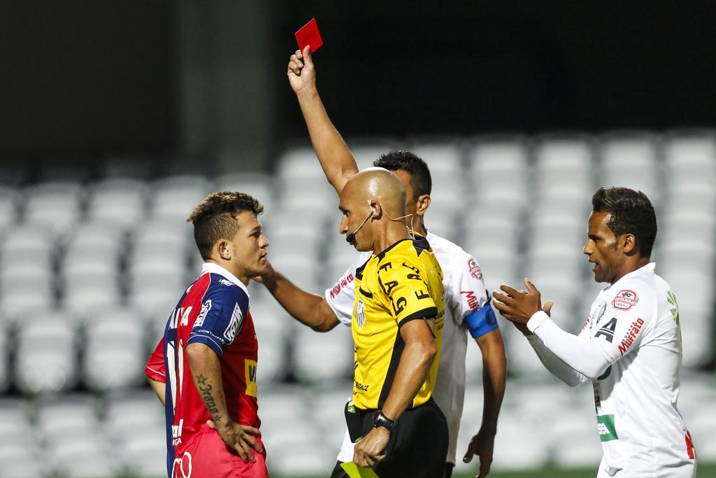 A expulsão contra o Operário, no Estadual, marcou a passagem de Rossi pelo Paraná. | Brunno Covello/Gazeta do Povo