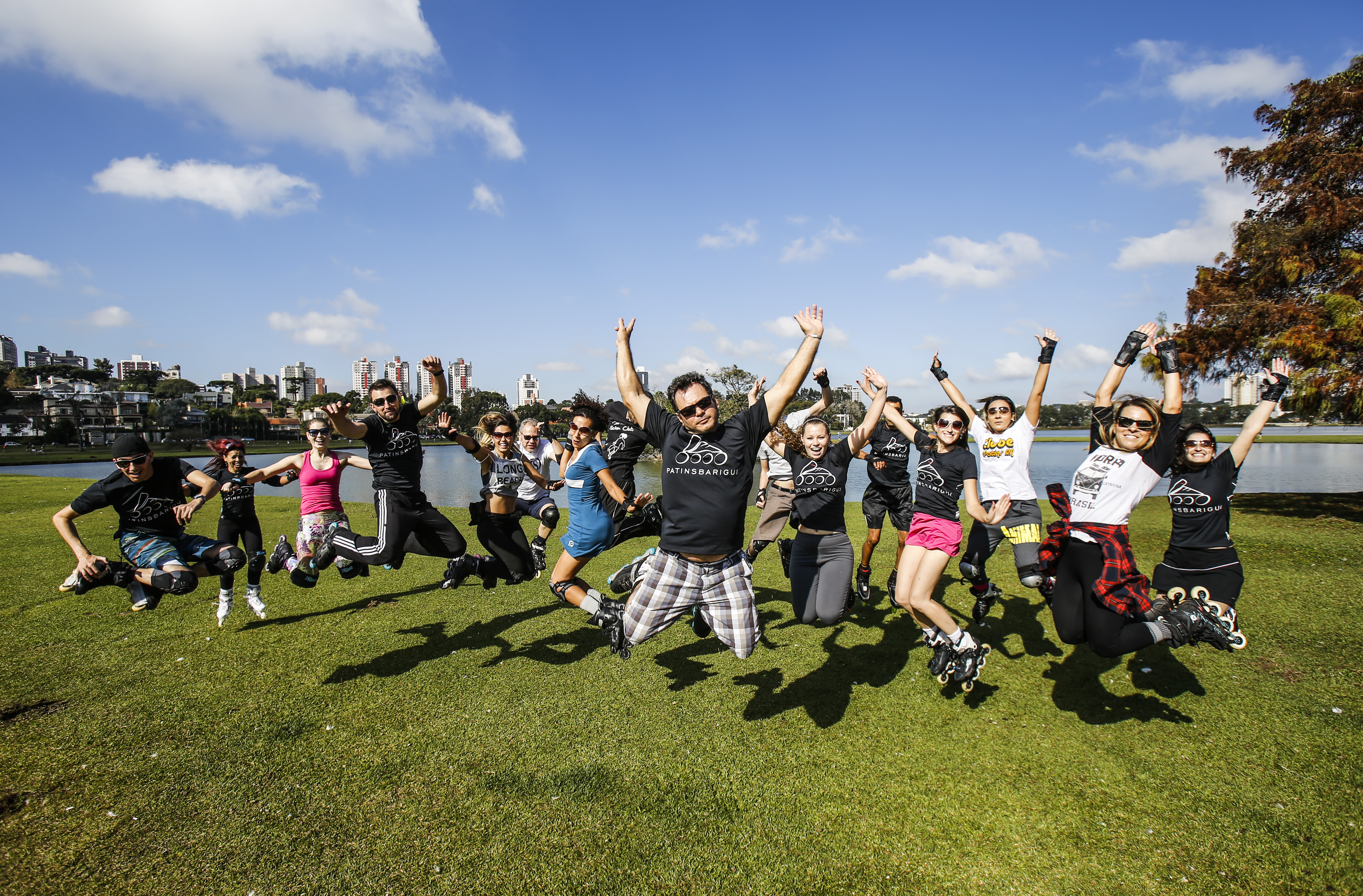 Patinadores se reúnem no Parque Barigui para praticar a atividade juntos. | Daniel Castellano/Gazeta do Povo