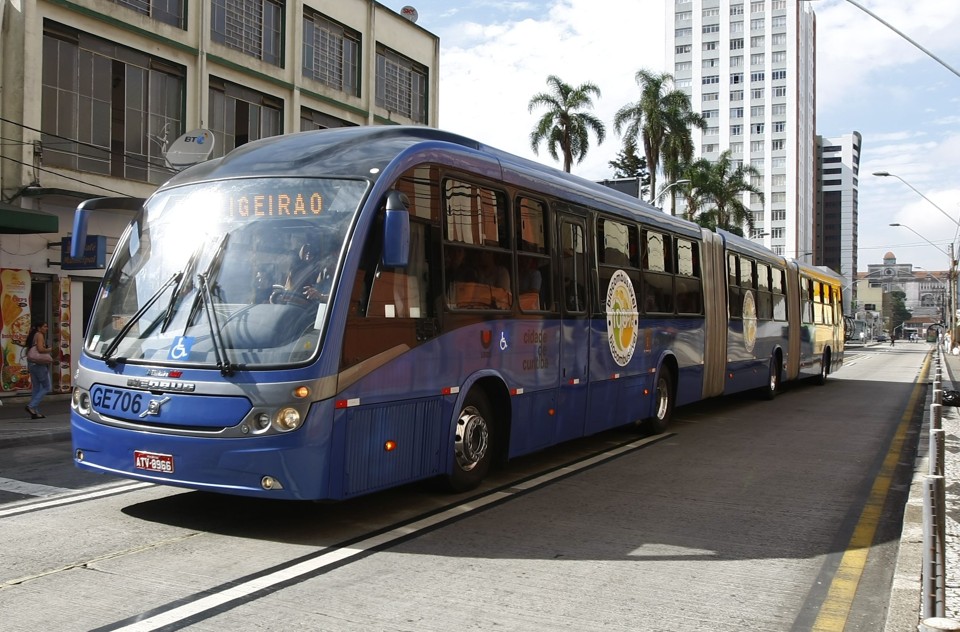 A estimativa é de que a nova linha transportará até 80 mil passageiros por dia útil. Na foto, ônibus da linha Boqueirão | Marcelo Elias/Gazeta do Povo/Arquivo