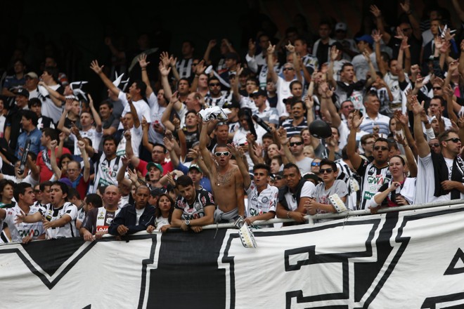 Torcedores do Fantasma gritaram muito durante o jogo no Couto. | Albari Rosa/Gazeta do Povo