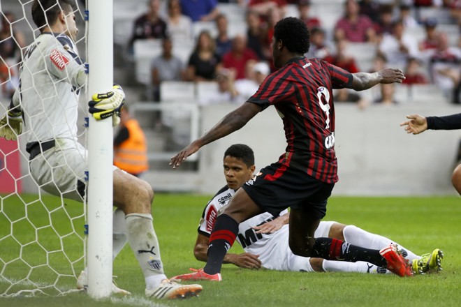 Após duas tentativas, Douglas Coutinho venceu Victor para marcar. | Henry Milleo/Gazeta do Povo